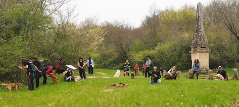 Volontari preparano cucce e cibo per cani randagi a Siena in inverno