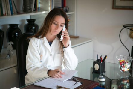 Checklist di procedure con icone di zampette e sicurezza